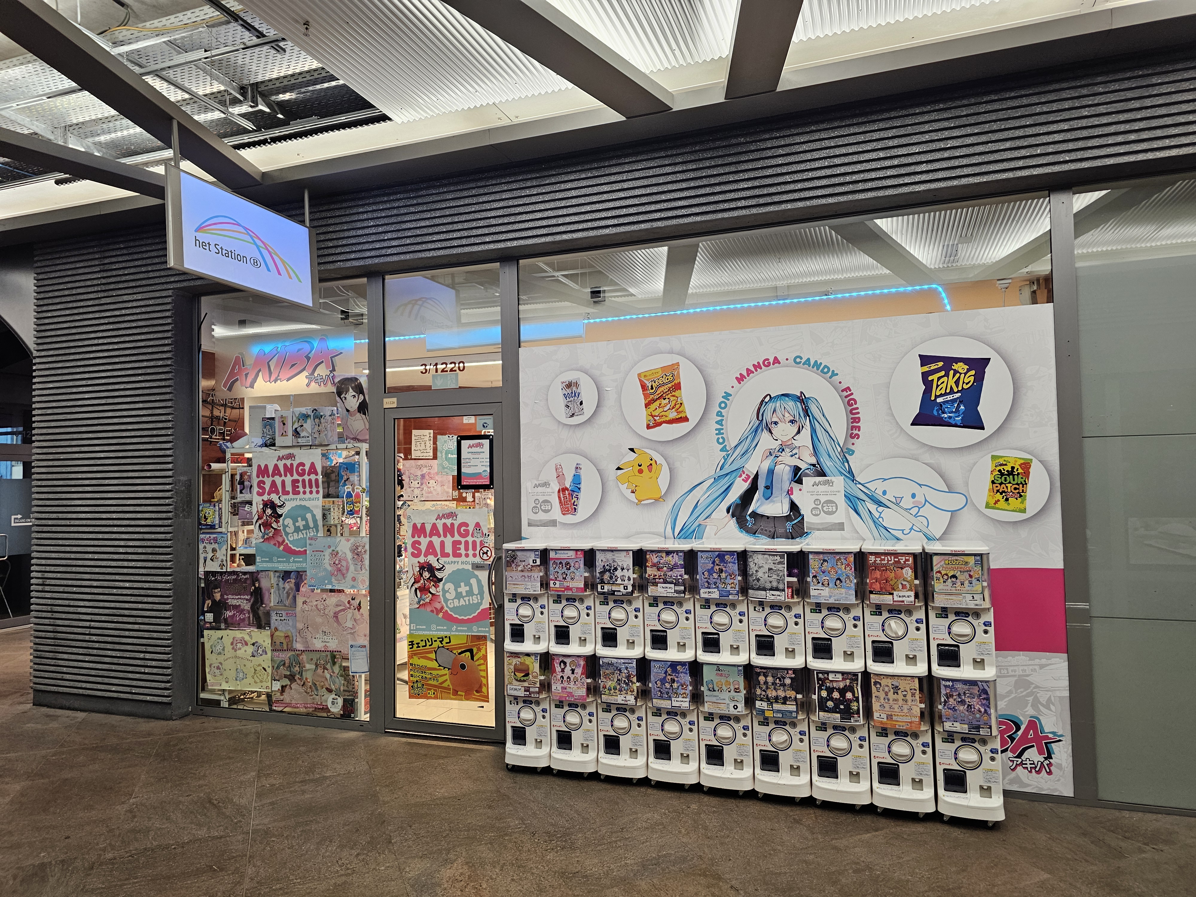 店頭に並べて設置されたガチャガチャ（カプセルトイ）の筐体